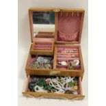 A MODERN JEWELLERY BOX AND CONTENTS TO INCLUDE BROOCHES, NECKLACES ETC.