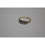 AN 18CT GOLD THREE STONE ILLUSION SET DIAMOND RING APPROX WEIGHT - 2.2G