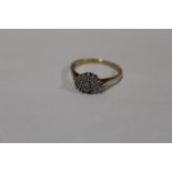 A 9 CARAT GOLD CLUSTER RING SIZE - Q APPROX WEIGHT - 2.3G