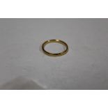 A HALLMARKED 22CT GOLD WEDDING BAND SIZE M APPROX WEIGHT - 2.2G