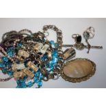 A BAG OF ASSORTED JEWELLERY TO INCLUDE SILVER RINGS, BEAD NECKLACES ETC.