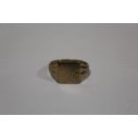 A HALLMARKED 9 CARAT GOLD GENTS SIGNET RING SIZE - R APPROX WEIGHT - 4.1G