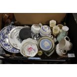 A SMALL TRAY OF ASSORTED CERAMICS TO INCLUDE A WEDGWOOD BLACK BASALT CIRCULAR TRINKET POT, ROYAL