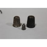 TWO SILVER THIMBLES, TOGETHER WITH A SILVER THIMBLE BRACELET CHARM (3)