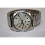 A GENTS BULOVA ACCUQUARTZ DAY/DATE WRISTWATCH