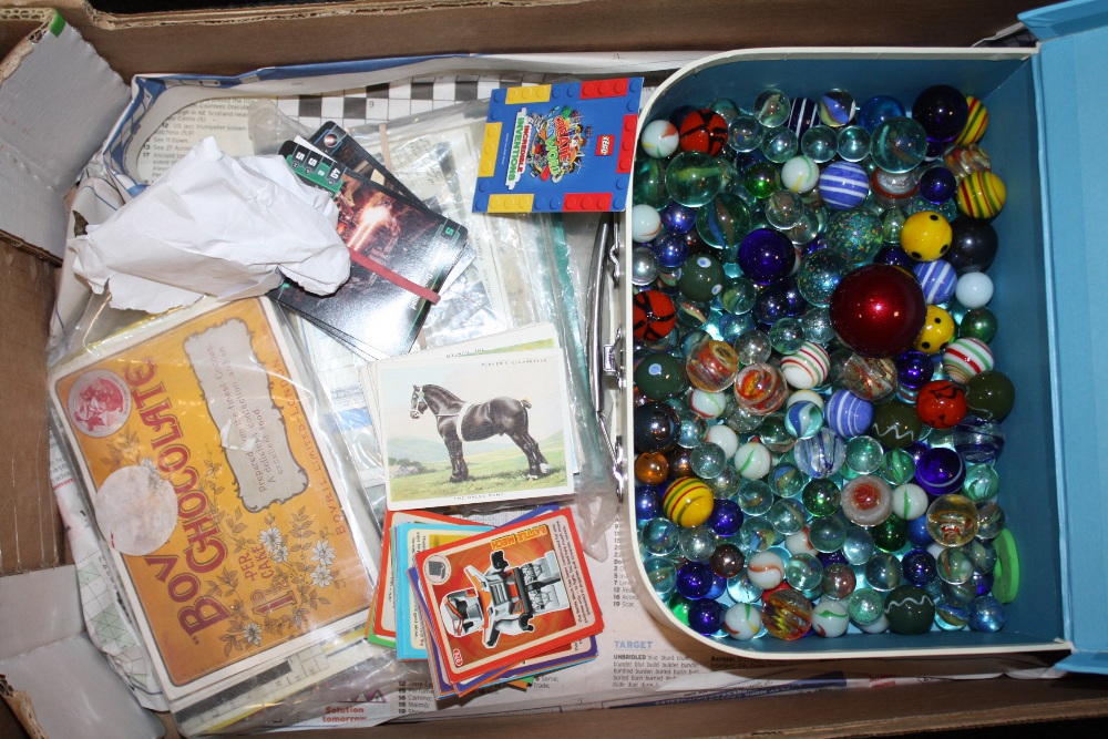 A TRAY OF VINTAGE MARBLES, TRADING CARDS ETC.