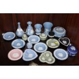 A COLLECTION OF WEDGWOOD JASPERWARE TO INCLUDE A PINK FLAMINGO PATTERN PIN DISH, VASES, TRINKET POTS