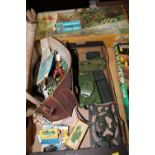 A COLLECTION OF VINTAGE ARMY RELATED TOYS TO INCLUDE BOXED AIRFIX SETS, DINKY TOYS, TOY SOLDIERS