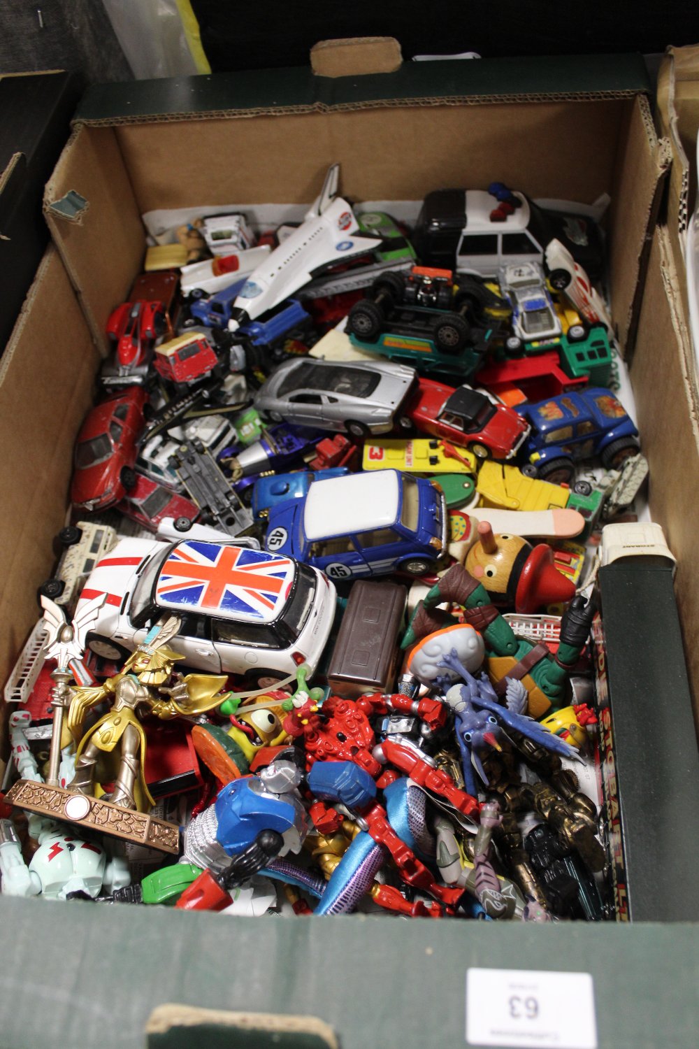 A TRAY OF DIE CAST TOY CARS ETC.