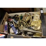 A TRAY OF ASSORTED METALWARE TO INCLUDE SOUVENIR SPOONS, SILVER PLATED WARE ETC.