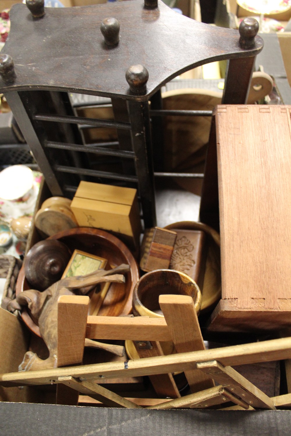 A TRAY OF ASSORTED TREEN TO INCLUDE SMALL EASELS, LIDDED BOXES ETC.