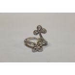 A 9 CARAT WHITE GOLD SPLIT BAND CLOVER SHAPED DRESS RING SIZE - N1/2 APPROX WEIGHT - 4.8G