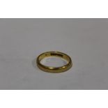 A HALLMARKED 22CT GOLD WEDDING BAND SIZE -N APPROX WEIGHT - 3.7G