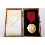 A HALLMARKED 9 CT GOLD DAILY MIRROR AWARD OF HONOUR 1959 MEDAL, in fitted case embossed in gold