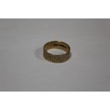 A HALLMARKED 9 CARAT GOLD BAND SIZE -M APPROX WEIGHT - 2.8G