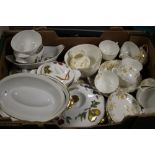 A TRAY OF CERAMICS TO INCLUDE ROYAL WORCESTER 'EVESHAM' (TRAY NOT INCLUDED)