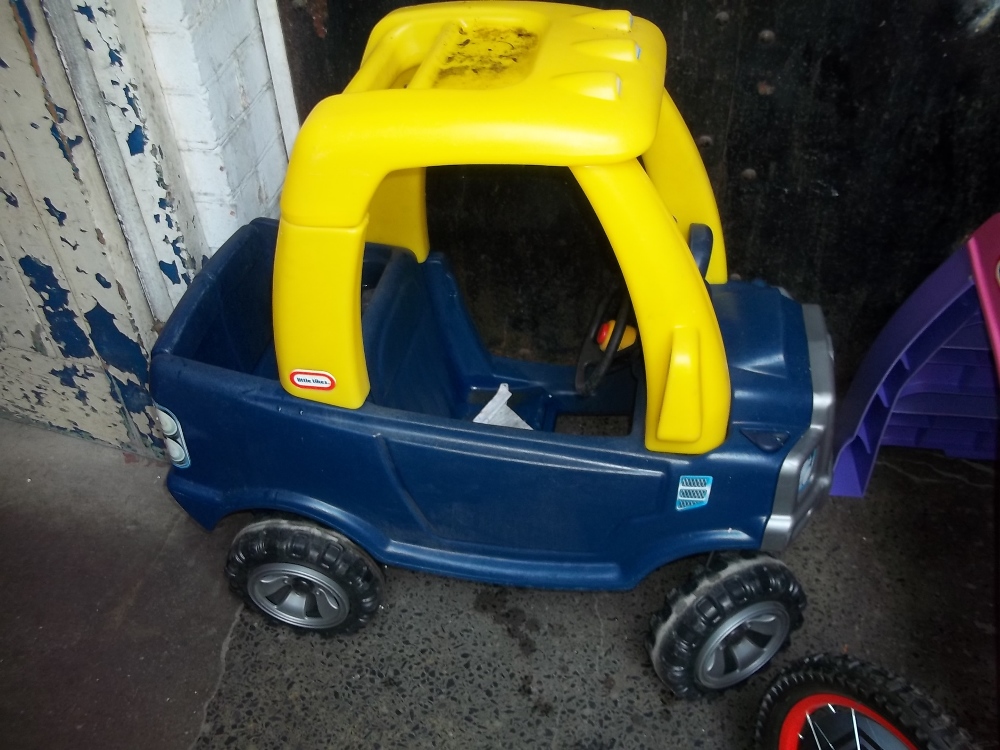 THREE CHILDREN'S OUTSIDE TOYS TO INCLUDE A BIKE, A LITTLE TYKES CAR AND A PLASTIC SLIDE - Image 3 of 3
