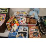 A QUANTITY OF CHILDREN'S TOYS TO INCLUDE THREAD ART, FISHER PRICE PHONE ETC.