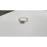 A LADIES 18 CT WHITE GOLD AND PLATINUM THREE STONE DIAMOND DRESS RING