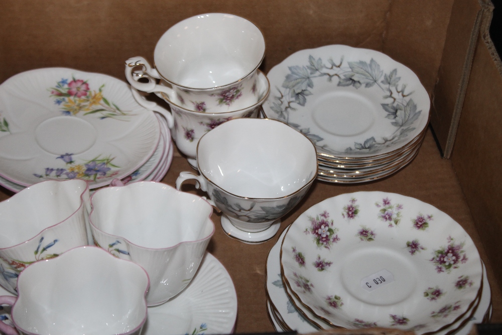 A TRAY OF CERAMICS TO INCLUDE ROYAL ALBERT 'SILVER MAPLE', SHELLEY 'WILD FLOWERS' AND ROYAL - Image 3 of 3