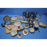 A TRAY OF METALWARE, DRESSING TABLE ITEMS ETC.