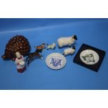 A SMALL BOX OF CERAMICS TO INCLUDE TWO BESWICK SHEEP, A ROYAL DOULTON CHOIR BOY ETC.