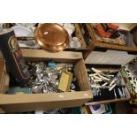 A QUANTITY OF METALWARE TO INCLUDE A CASED CANTEEN OF CUTLERY (NOT CHECKED), WARMING PAN ETC.
