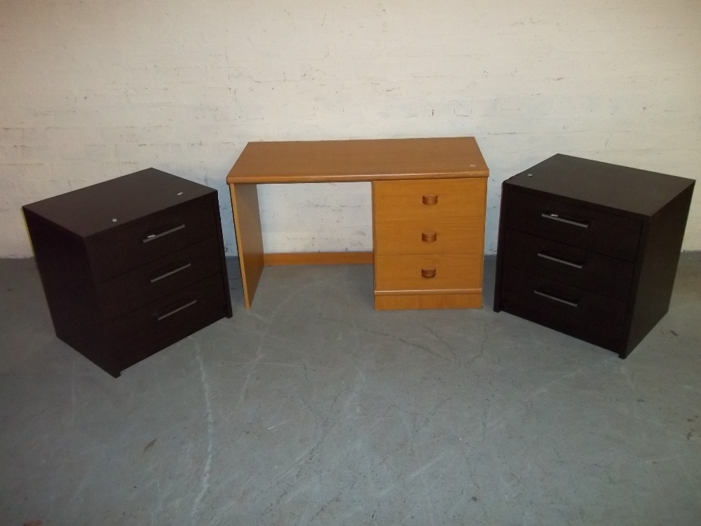 A MODERN DRESSING TABLE AND TWO, THREE DRAWER NARROW CHESTS.