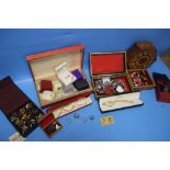 A TRAY OF ASSORTED COSTUME JEWELLERY