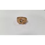 A 9 CT GOLD RING WITH INITIAL 'R'