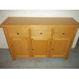 A MODERN LIGHT OAK SIDEBOARD / CUPBOARD UNIT