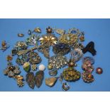 A QUANTITY OF VINTAGE BROOCHES AND EARRINGS TO INCLUDE A 19TH CENTURY MOURNING BROOCH