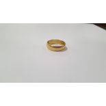 AN 18 CT GOLD WEDDING BAND, W 5.48 g