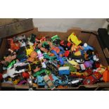 A TRAY OF CHILDREN'S PLASTIC FIGURES TO INCLUDE MCDONALD TOYS, TOY CARS (TRAY NOT INCLUDED)