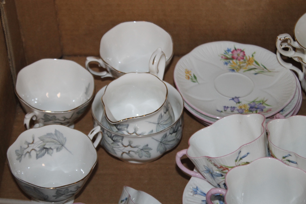 A TRAY OF CERAMICS TO INCLUDE ROYAL ALBERT 'SILVER MAPLE', SHELLEY 'WILD FLOWERS' AND ROYAL - Image 2 of 3