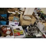 A QUANTITY OF SUNDRIES TO INCLUDE METALWARE, PICTURE PLATES ETC.