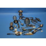 A TRAY OF HALLMARKED SILVER AND WHITE METAL ITEMS TO INCLUDE A MATCH STRIKER