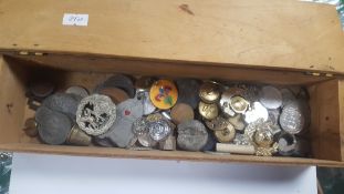 A COLLECTION OF ASSORTED COINS, BUTTONS ETC.