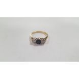 A LADIES 18 CT GOLD DIAMOND AND SAPPHIRE DRESS RING, A CENTRAL SAPPHIRE FLANKED BY A DIAMOND TO