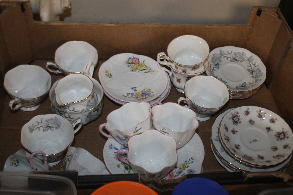 A TRAY OF CERAMICS TO INCLUDE ROYAL ALBERT 'SILVER MAPLE', SHELLEY 'WILD FLOWERS' AND ROYAL