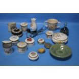 A SMALL COLLECTION OF CERAMICS TO INCLUDE AYNSLEY, A WEDGWOOD LIDDED BOWL, TWO GLASS PAPERWEIGHTS, A