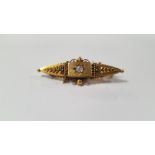 AN EDWARDIAN BAR BROOCH MARKED 15 CT