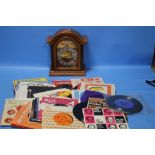 A MODERN TEMPUS FUGIT MANTEL CLOCK TOGETHER WITH A SMALL COLLECTION OF 45 RPM RECORDS / SINGLES TO