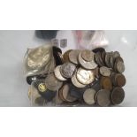 A TUB OF ASSORTED COINS TO INCLUDE COMMEMORATIVE