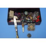 A BOX OF COLLECTABLES TO INCLUDE AN INKWELL, BROOCH, LETTER OPENER ETC.