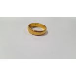 A 22 CT GOLD WEDDING BAND, W 6.7 g