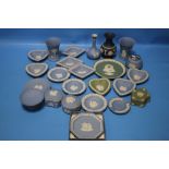 TWENTY FOUR PIECES OF WEDGWOOD INCLUDING BLUE AND GREEN