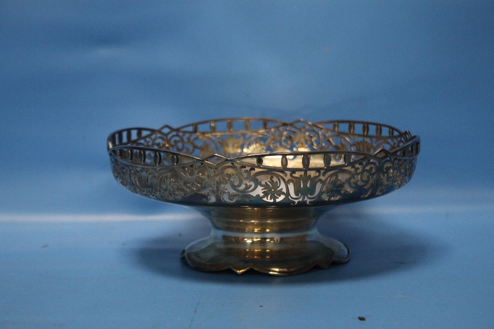 A HALLMARKED SILVER BOWL, W APPROX. 490 g