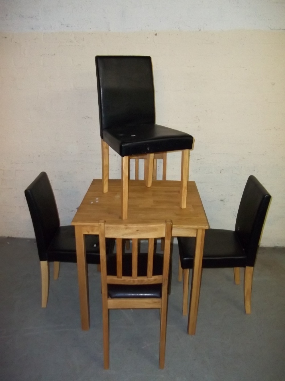 AN OAK DINING TABLE WITH FOUR CHAIRS (2 + 2)