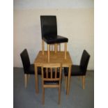 AN OAK DINING TABLE WITH FOUR CHAIRS (2 + 2)